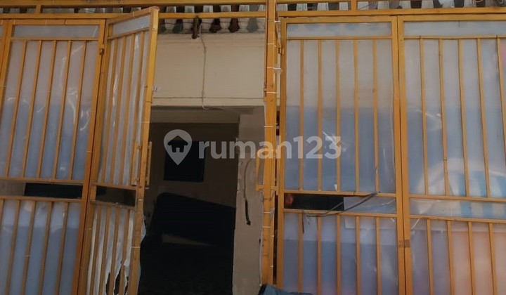 Old house in East Pademangan, access for 2 cars. Negotiable until deal. Old house in East Pademangan, access for 2 cars. Negotiable until deal.