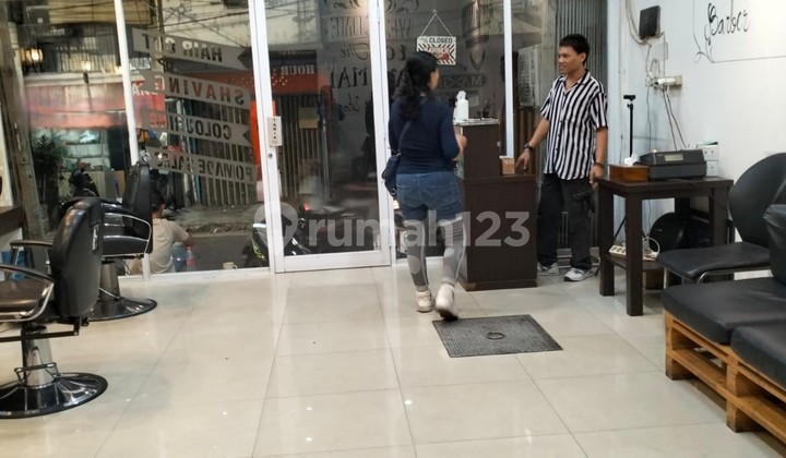 Shop house in Pademangan, strategically located for sale or rent, ideal for business. 2