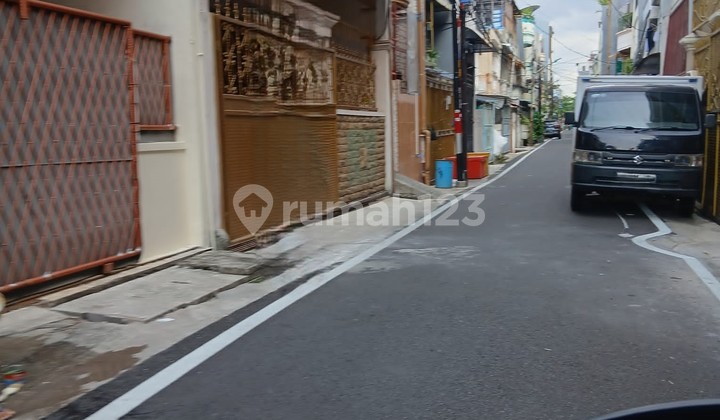 Old house in East Pademangan, access for 2 cars. Negotiable until deal. 2