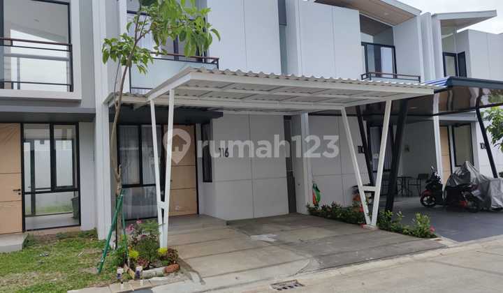 For Rent: 2-Story Fully Furnished Very Luxurious House in a Strategic Area, Only 5 Minutes to UPH Supermall Karawaci and Lippo Karawaci Toll Road, Tangerang