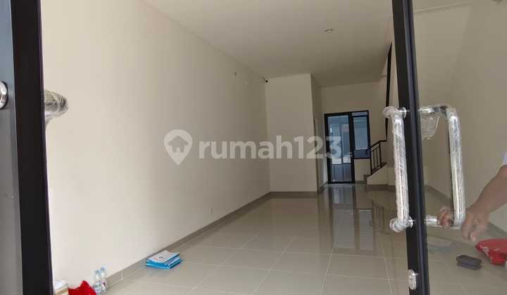 For Sale: Ready-to-Occupy Hamton Shophouse, VAT Excluded, Located in the Prime Business District of Gading Serpong, Tangerang 2