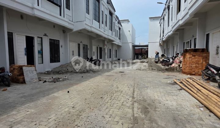 Jual Rumah 2.5 Lantai Komplek The Montana Daerah Bhayangkara