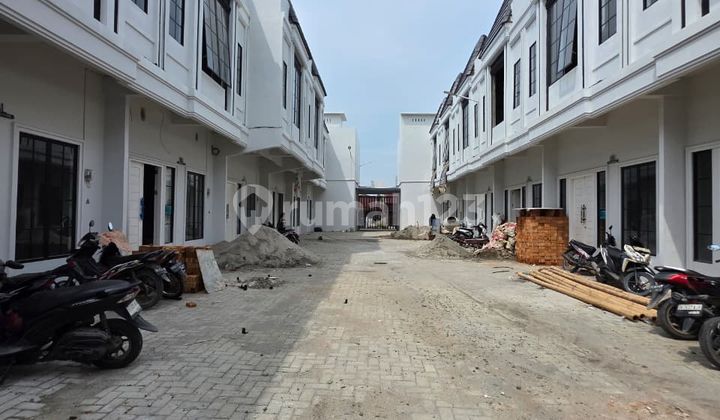 Jual Rumah 2.5 Lantai Komplek The Montana Daerah Bhayangkara 2