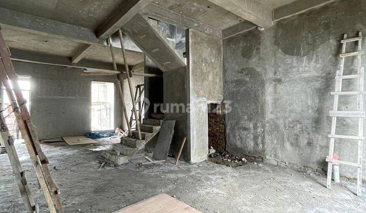 Rumah 2,5 Lantai Villa Jumbo Daerah Mados  2