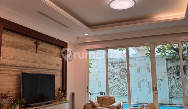 THERE'S A SWIMMING POOL! Luxury House in Kelapa Gading - 3 Floors! 2
