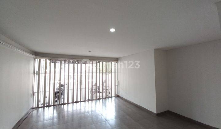 Lokasi Strategis, Rumah di Boulevard Perum Citra Grand Cibubur, SHM 2 Lantai, Hadap Timur 2