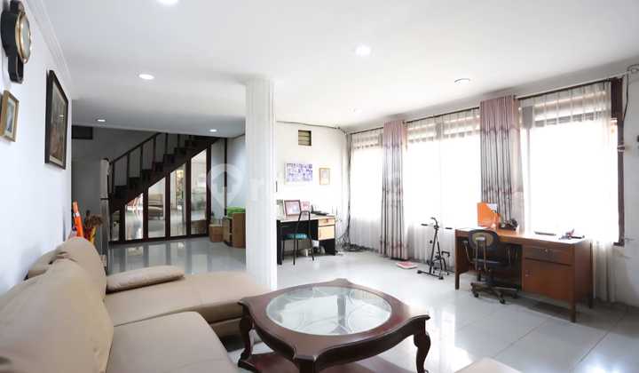 Rumah Bagus 2 Lantai di Jalan Katalia, Tomang