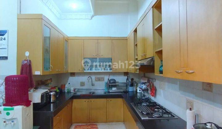 Dijual rumah cantik di Jl anggur 
Komplek Cemara asri 3 Lantai SHM Bagus hadap barat 1