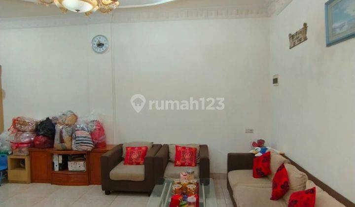 Dijual rumah cantik di Jl anggur 
Komplek Cemara asri 3 Lantai SHM Bagus hadap barat 2