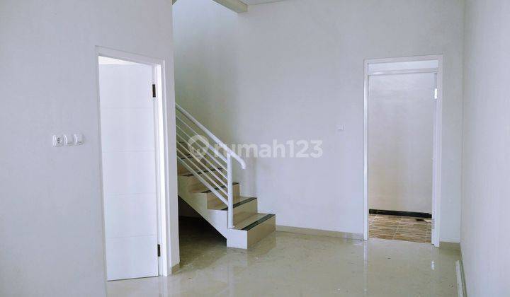 Rumah Cantik 2 Lantai Dekat Pusat Kota Perkantoran Ponorogo