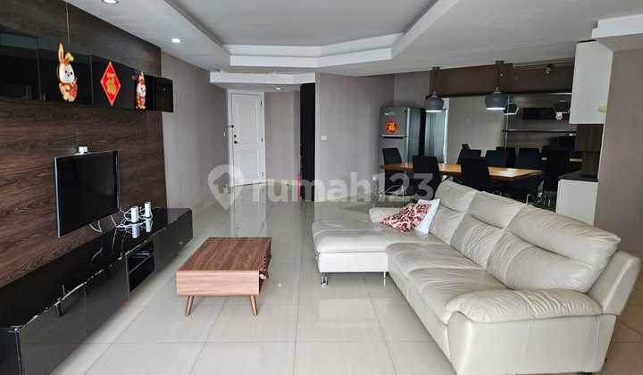 Disewakan Condominium Taman Anggrek ukuran 146 dijadikan 2 KT sangat luas Disewakan Condominium Taman Anggrek ukuran 146 dijadikan 2 KT sangat luas