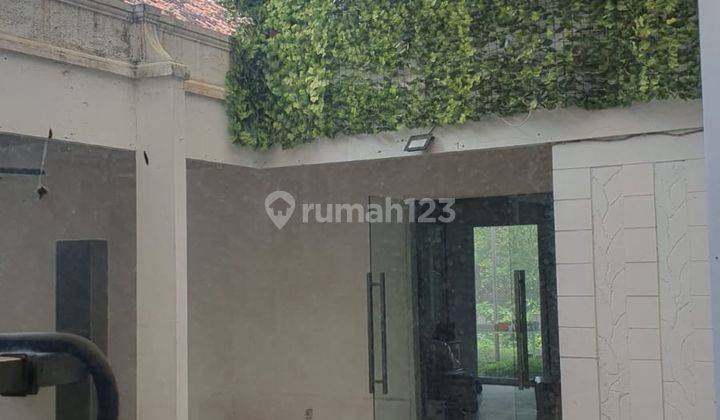 Rumah 2 Lantai Bagus Semi Furnished HGB di Menteng, Jakarta Pusat