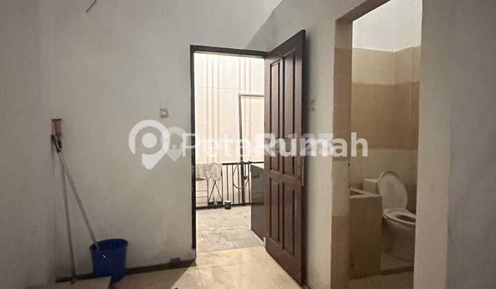 For sale cheap commercial building on Jalan Besi Asia Sutrisno. 2