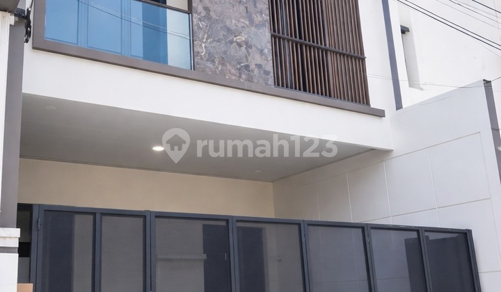 Ready Strategic House 3 Floors Modern on Wide Street Rawamangun Jakarta Toll 2