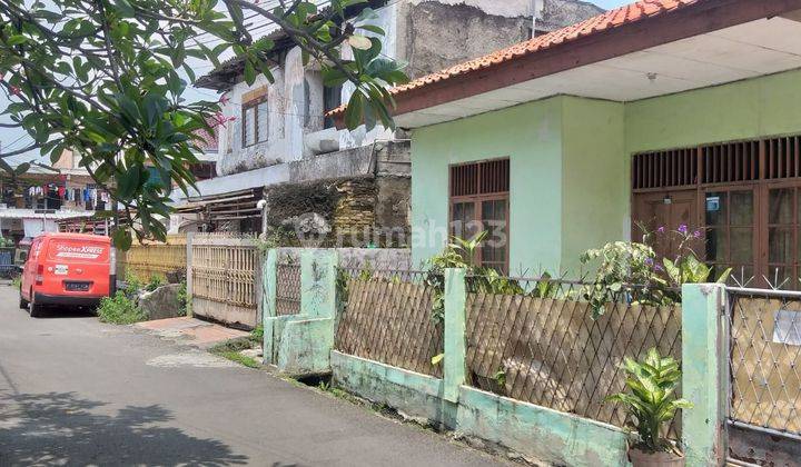 Rumah di Pulomas Jakarta timur SHM Butuh Renovasi Barat 2