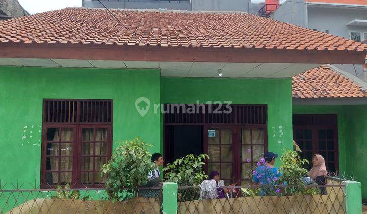 Rumah di Pulomas Jakarta timur SHM Butuh Renovasi Barat 1