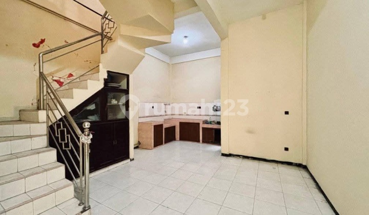 For Quick Sale: 2-Story Strategic House in Gresik City For Quick Sale: 2-Story Strategic House in Gresik City