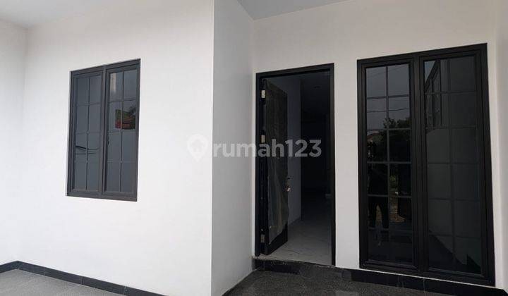 Dijual Rumah Mewah Brand New 3 Lantai di Taman Surya 2