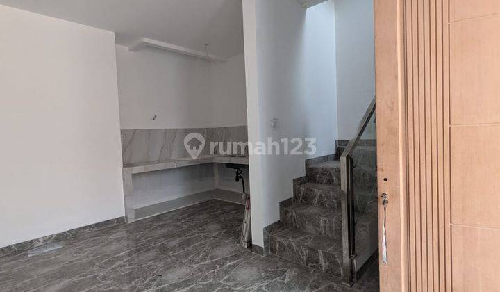 Rumah Brand New 3 Lantai Harga Terjangkau di Taman Surya 5 2