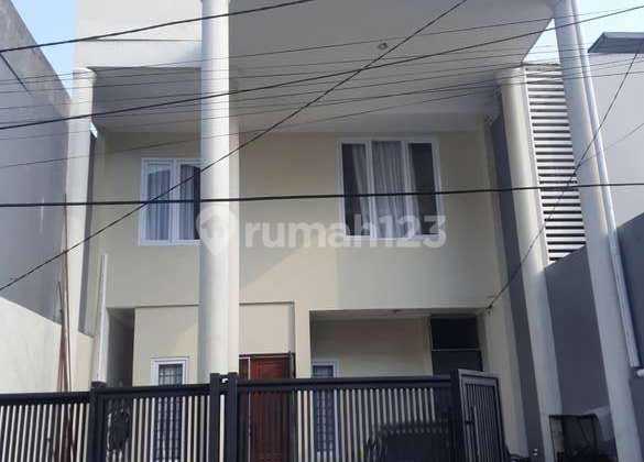 Rumah mungil dekat kantor dan gedung kegiatan di asem baris