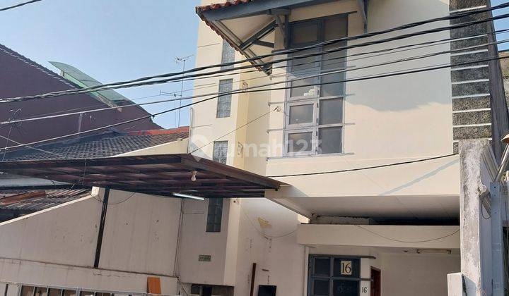 Rumah mungil , cantik tiga lantai dekat taman di Tebet dalam I 1