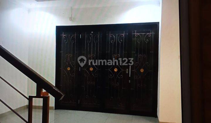 Rumah 2 lantai siap huni dan bagus di town house di Jagakarsa 2