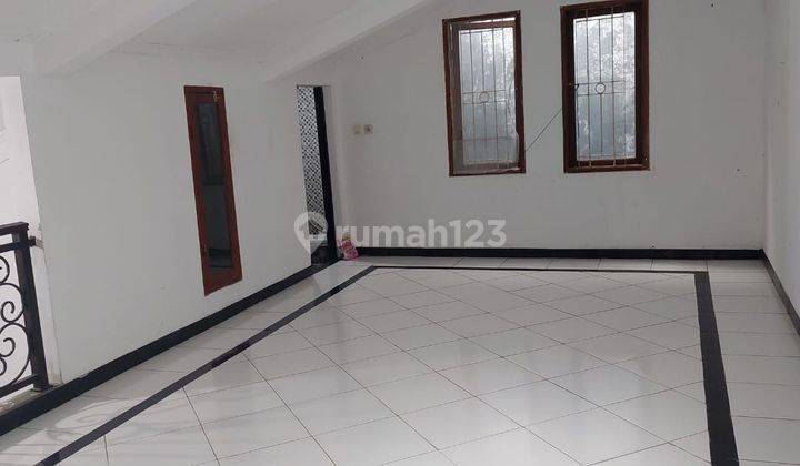 Rumah cantik satu setengah lantai di Jalan tebet barat 2