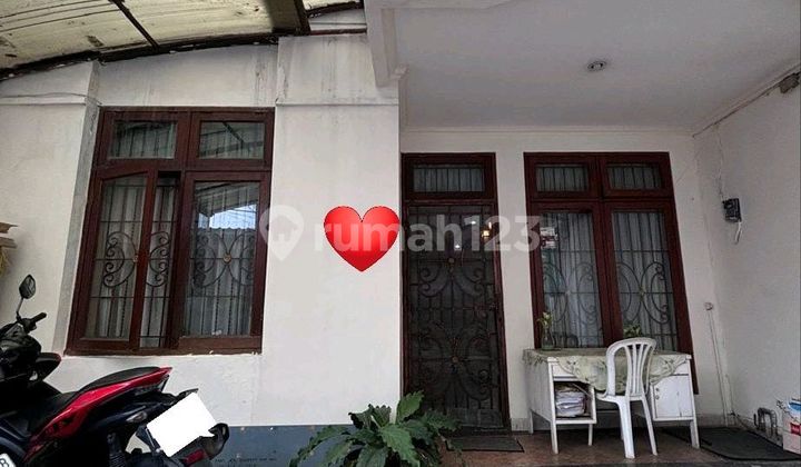 Rumah Dekat Taman Dengan Best Price di Tebet
