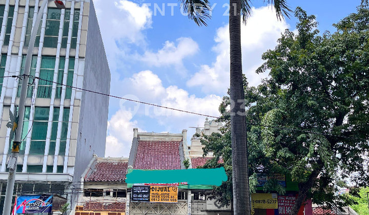 Old House with Land Calculation on Strategic Kelapa Gading Grand Boulevard.