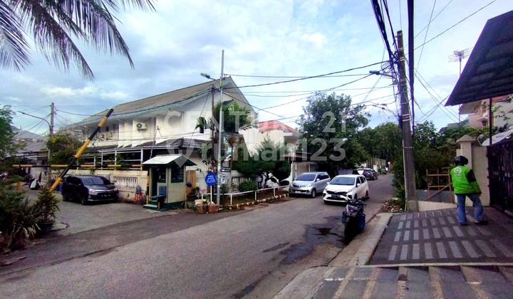 FOR SALE 3-STORY HOUSE WITH CERTIFICATE STRATEGIC PROFIT IN KELAPA GADING 2