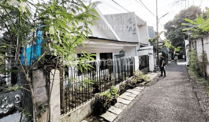 House Suitable for Boarding in Benhil, Central Jakarta