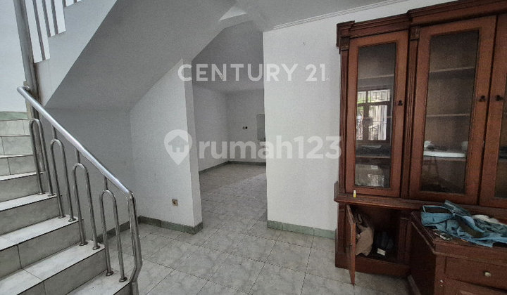 Semi-Furnished Ready-to-Occupy House in the Preferred Gading Pandawa Area 2