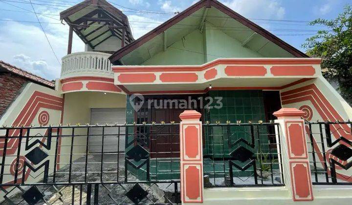 Rumah Tingkat Berpagar Ada Garasi di Jombatan Tengah Kota 1
