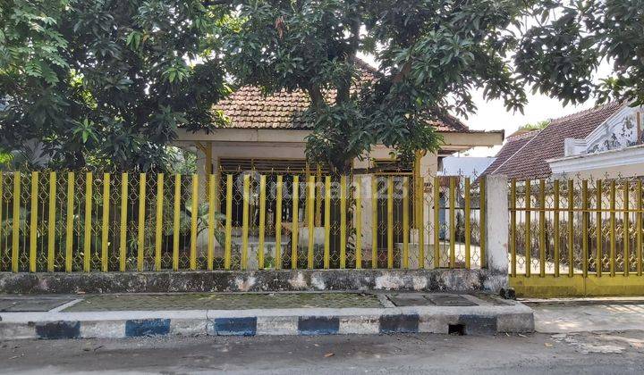 Rumah Berpagar Samping Jalan di Jombang Kota 1