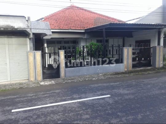 Rumah SHM Strategis di samping jalan Pusat Jombang.