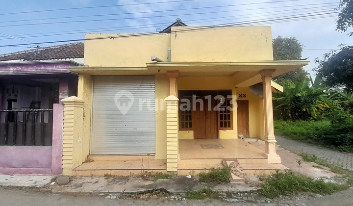 Strategic House + Shop House in Mojongapit Settlement, Jombang 1