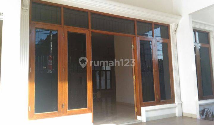 Rumah 2 Lantai Bagus Semi Furnished di Prapanca, Jakarta Selatan 1