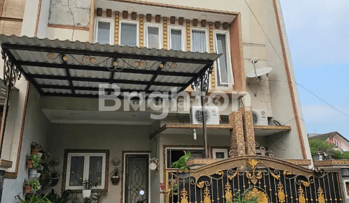 RUMAH KLASIK 3 LANTAI DENGAN ROOF TOP FURNISHED DI SULFAT KOTA MALANG 1