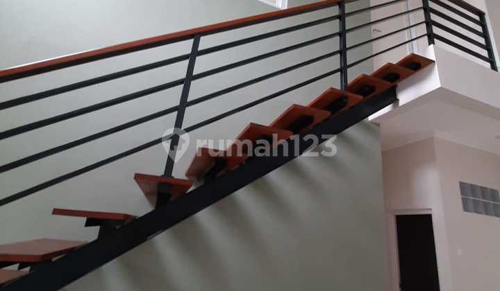 Rumah Baru Unfurnished SHM di Bintaro, Tangerang Selatan 2