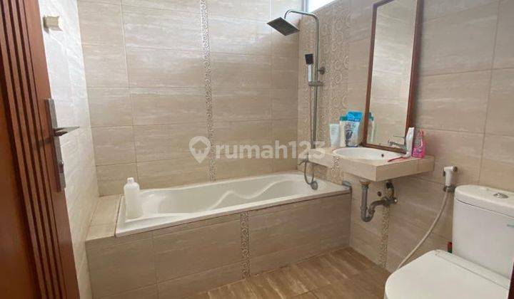 Rumah 3 Lantai Bagus Semi Furnished SHM di BSD City, Tangerang 2