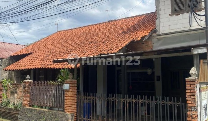 Rumah SHM dengan Kolam Renang Pribadi, di Jati Asih, Kota Bekasi.