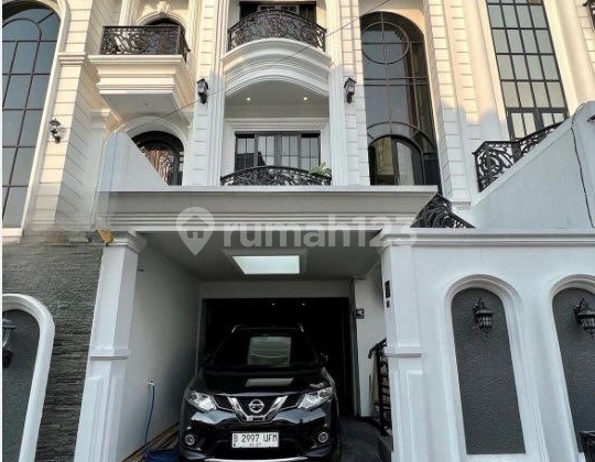 Rumah 3 Lantai Bergaya American Classic di Area Jagakarsa.