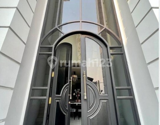 Rumah 3 Lantai Bergaya American Classic di Area Jagakarsa. 2