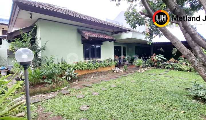 Hook House 1.5 Floors, Suitable for Business in Jatiwaringin. Hook House 1.5 Floors, Suitable for Business in Jatiwaringin.