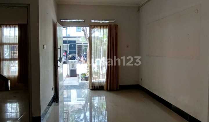 Rumah 2 Lantai di Cluster Teresta, Metland Ujung Menteng, Jakarta Timur. Rumah 2 Lantai di Cluster Teresta, Metland Ujung Menteng, Jakarta Timur.