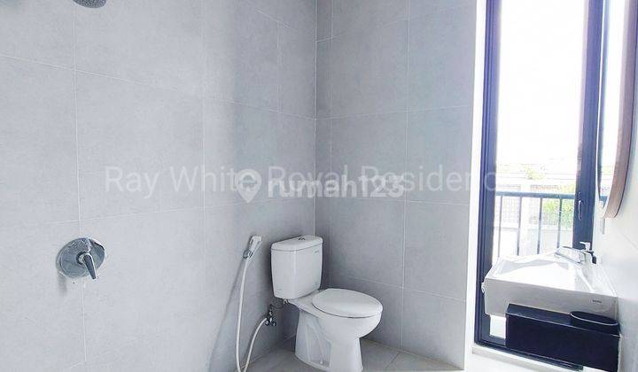 Rumah Split level Minimalis Baru Furnish Design interior harga 2M an dekat Pakuwon dan Graha Family Surabaya barat 10