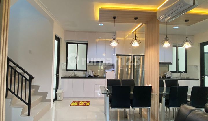 Dijual Rumah Pik 2 California Hoek 6X12,5M² 2 Lantai Furnished