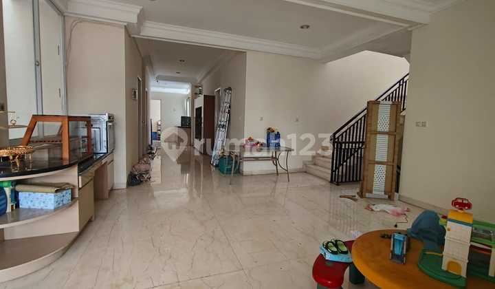 DISEWAKAN RUMAH DI SERPONG 15x20m² 6+1BR 2,5 LANTAI 