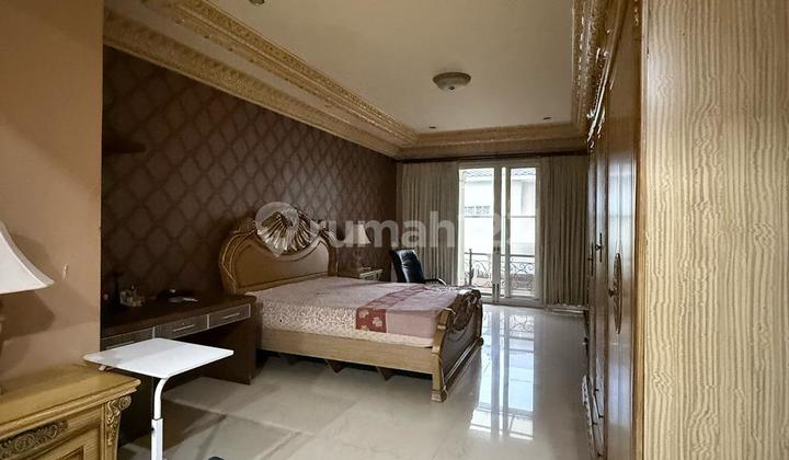 DISEWAKAN RUMAH PIK CLUSTER ROME 10x25m² 5+1BR 2,5 LANTAI 2