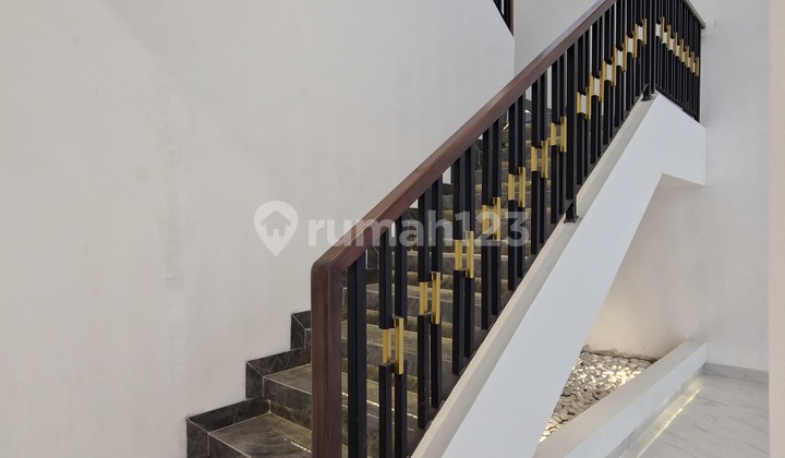 Dijual Rumah Mewah di Tomang 313M² 4+1Br 2